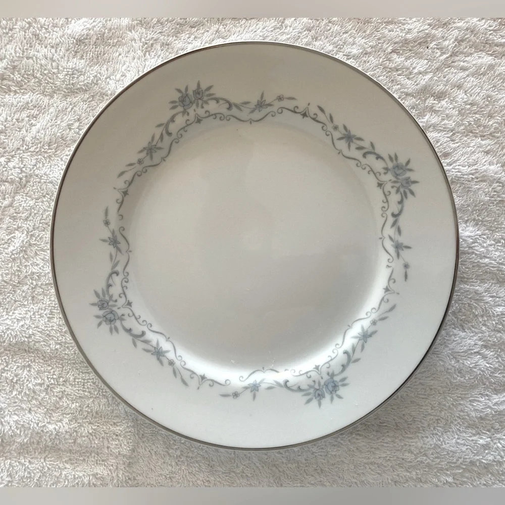Mikasa Chadsworth White Bone China Seven Piece Place Setting